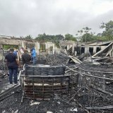 Le feu a complètement ravagé le bâtiment construit en partie en bois.